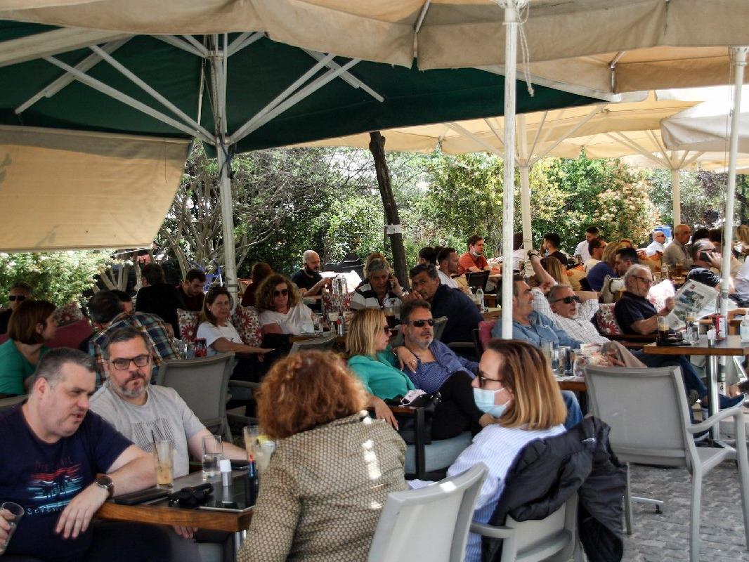 Yunanistan'da kafe ve restoranlar 6 ay sonra açıldı