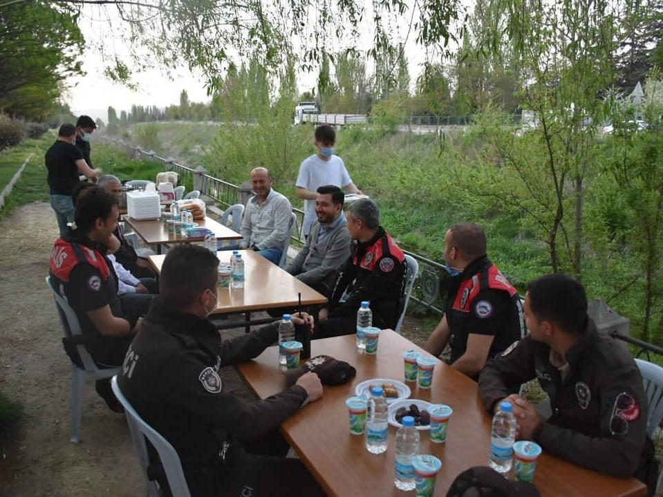 AKP'den polis ve bekçilere toplu iftar yemeği