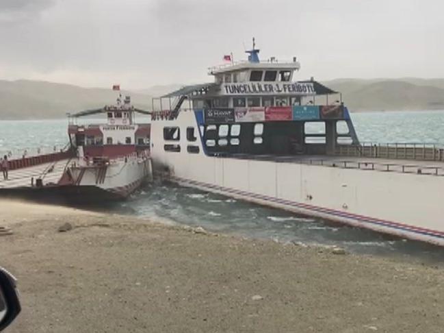 Keban Baraj Gölü'nde 2 feribot çarpıştı