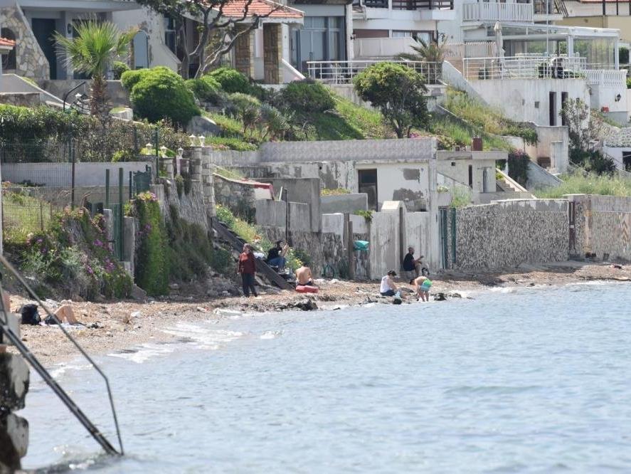 Kısıtlamayı dinlemeyip denizin keyfini çıkardılar