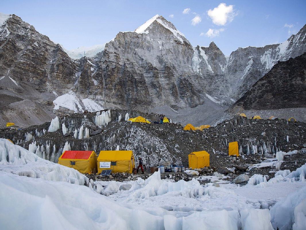 Dünyanın zirvesinde vakalar artıyor: Everest'te 17 kişi pozitif çıktı