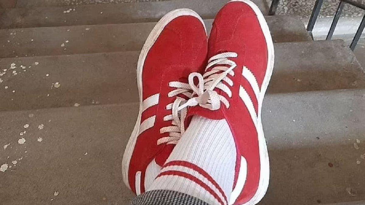 Belarus'ta kırmızı beyaz çorap ve ayakkabı giydi, 7.500 TL ceza aldı