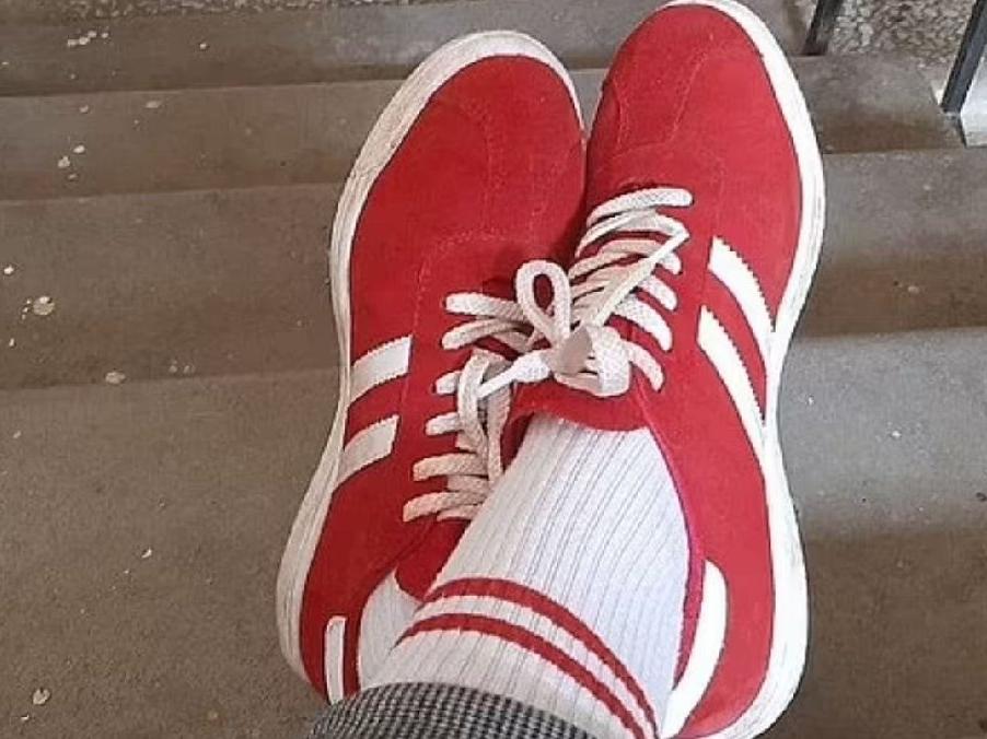 Belarus'ta kırmızı beyaz çorap ve ayakkabı giydi, 7.500 TL ceza aldı