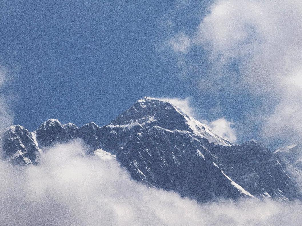 Çin'den Everest kararı: Kuzey yamacını açtılar