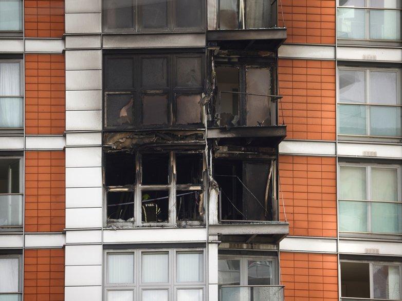 Londra'da korkutan yangın: Yüzlerce insan olay yerinde