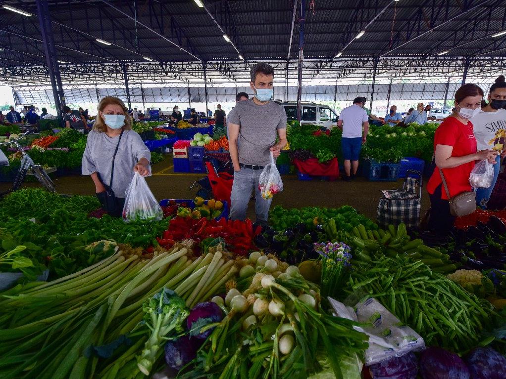 Kilosu 60 kuruşa düşen salatalık, pazarda 8 liradan satılıyor