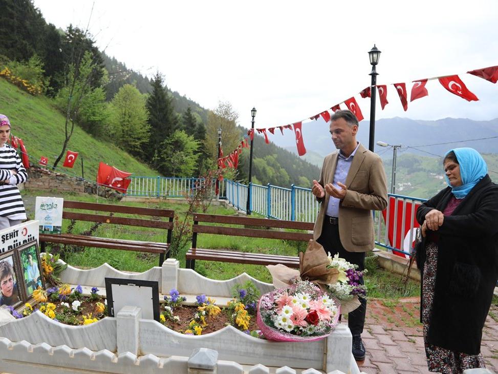 Anneler Günü çiçeklerini, şehit oğlu Eren Bülbül'ün kabrine bıraktı