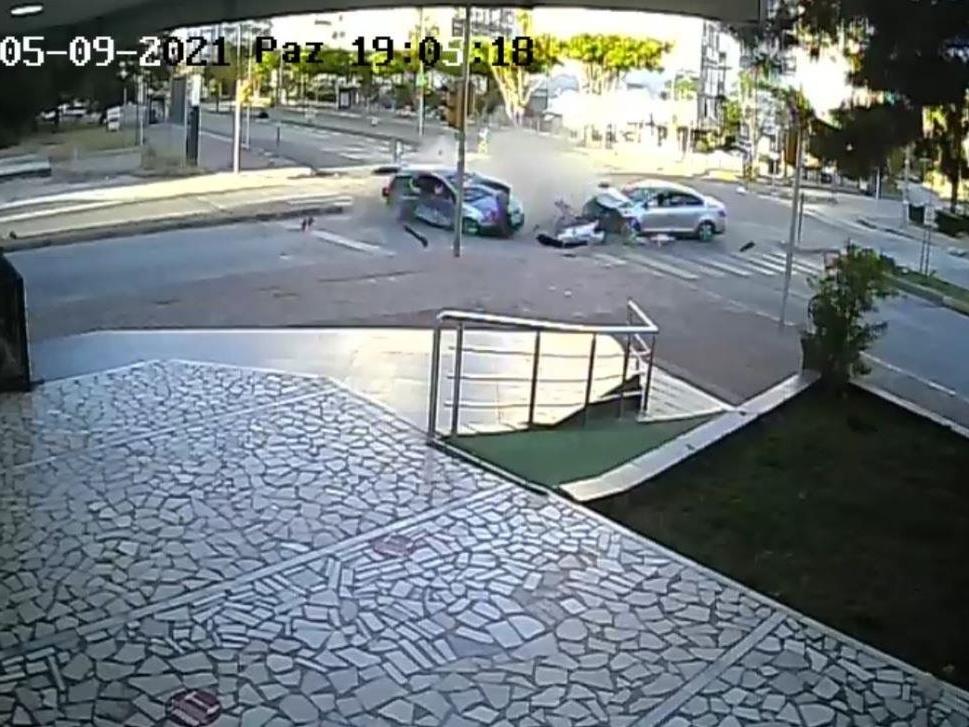 Antalya'da iki otomobil birbirine girdi: 4 yaralı