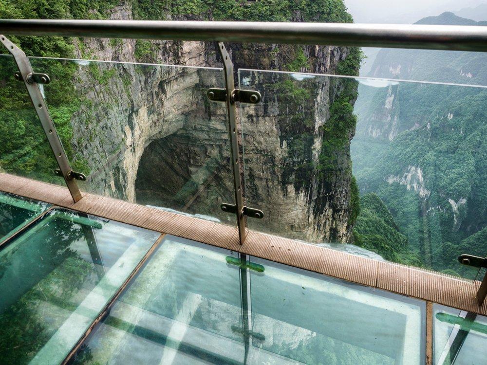 Çin’de 100 metrelik cam tabanlı köprünün camları parçalandı bir kişi mahsur kaldı