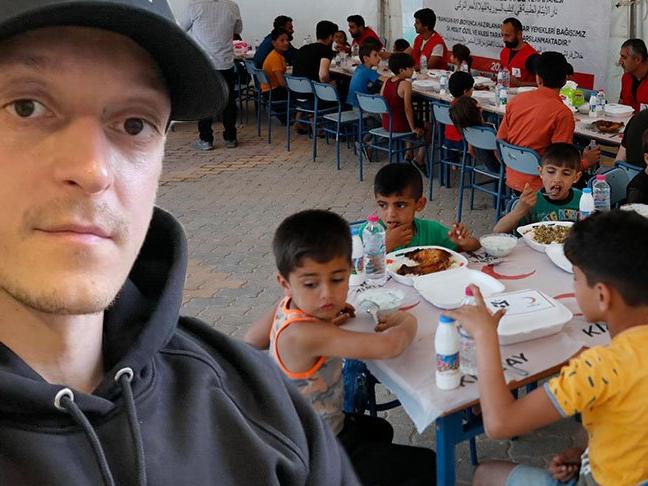 Mesut Özil'den Suriyeli yetimlere iftar sofrası