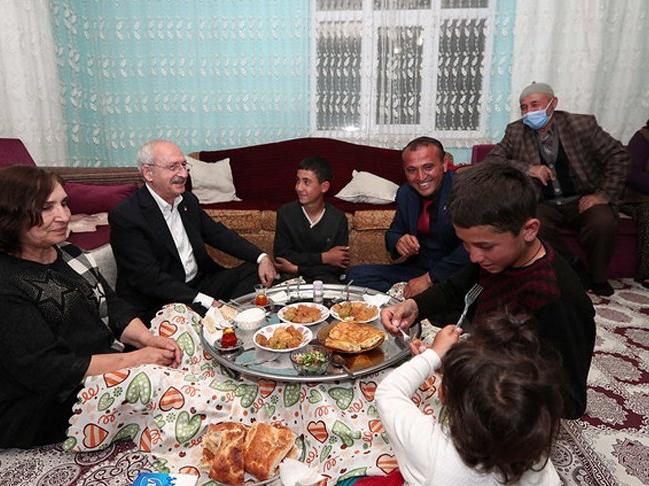 Kemal Kılıçdaroğlu, Çubuk'ta linç girişiminde kendisine evini açan aileyle iftar yaptı