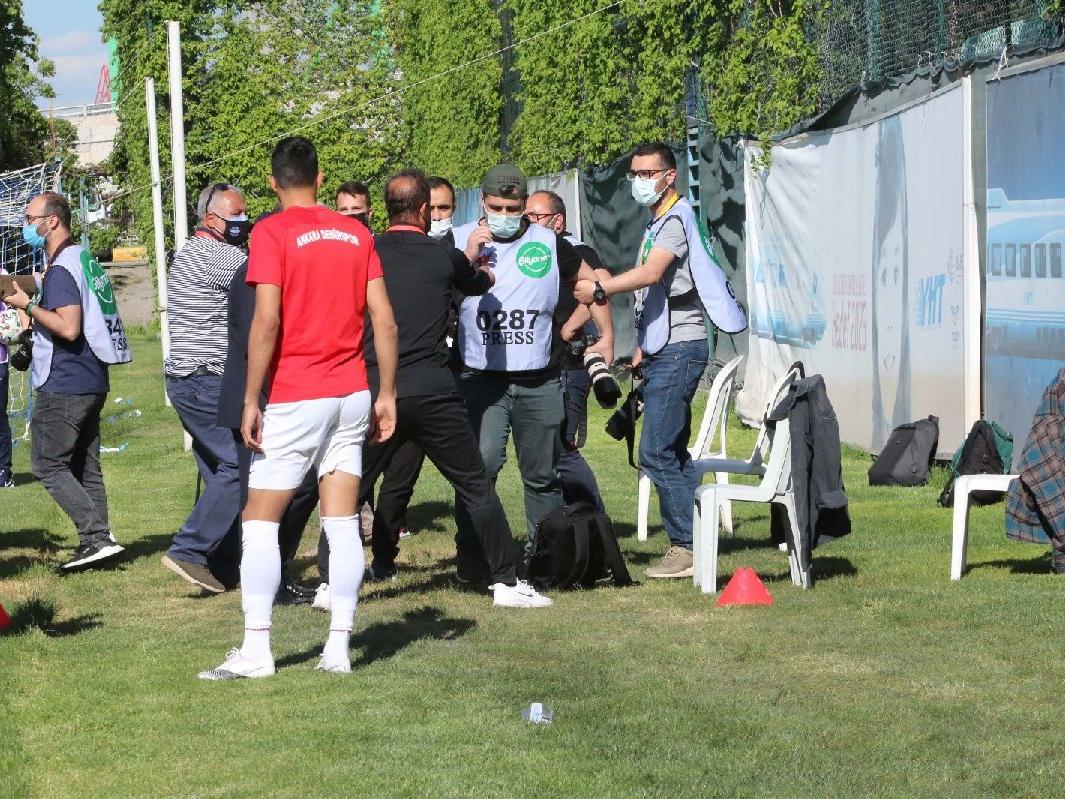 Ankara Demirsporlu futbolculardan foto muhabirlerine çirkin saldırı