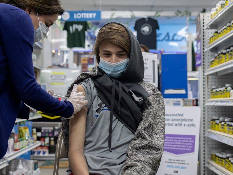 Bilim insanları: İki doz aşının arasını uzatmak yaşam kurtarabilir