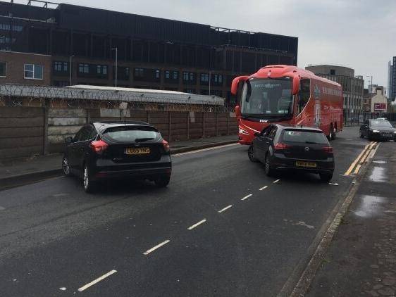 Manchester United taraftarı Liverpool otobüsünün lastiklerini patlattı