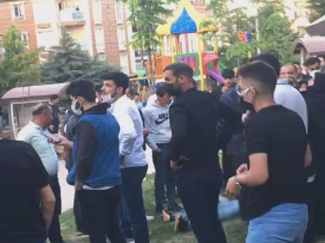 İstanbul'da parkta bıçaklı kavga! 19 yaşındaki genç hayatını kaybetti