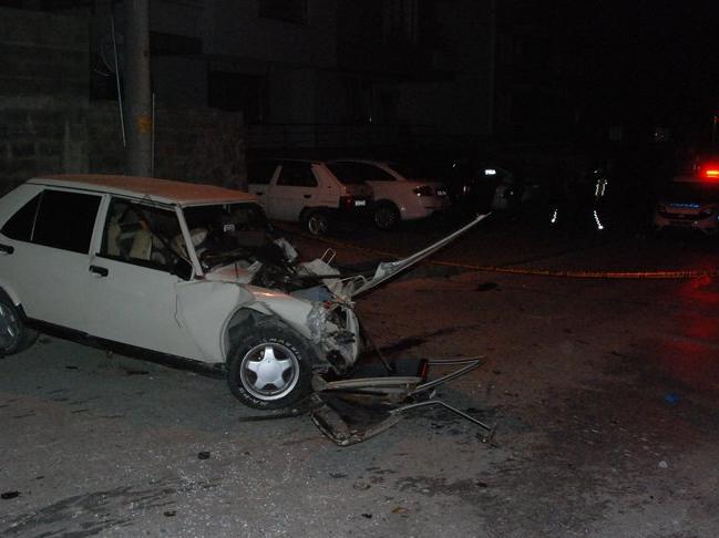 Elektrik direğine çarpan otomobildeki 1 kişi öldü, 2 kişi yaralandı