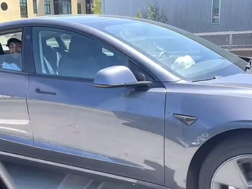 Sürücüsüz Tesla aracında arka koltukta oturduğu için gözaltına alındı