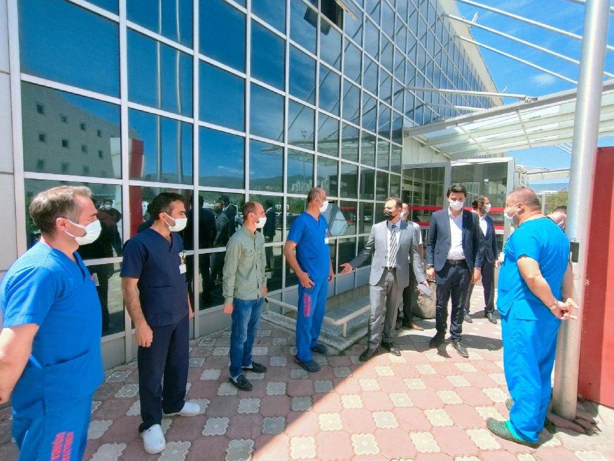 Sağlıkçılar AKP'li il başkanın önünde hazır kıta bekledi