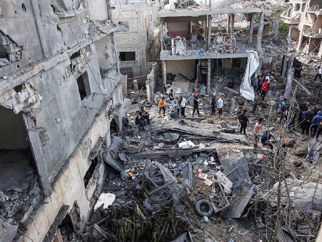 İsrail'in gece boyu vurduğu Gazze'de yıkımın boyutu gün doğunca ortaya çıktı