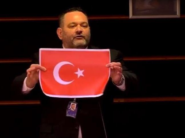 Türk Bayrağı’nı yırtan Lagos Yunanistan’a iade edildi