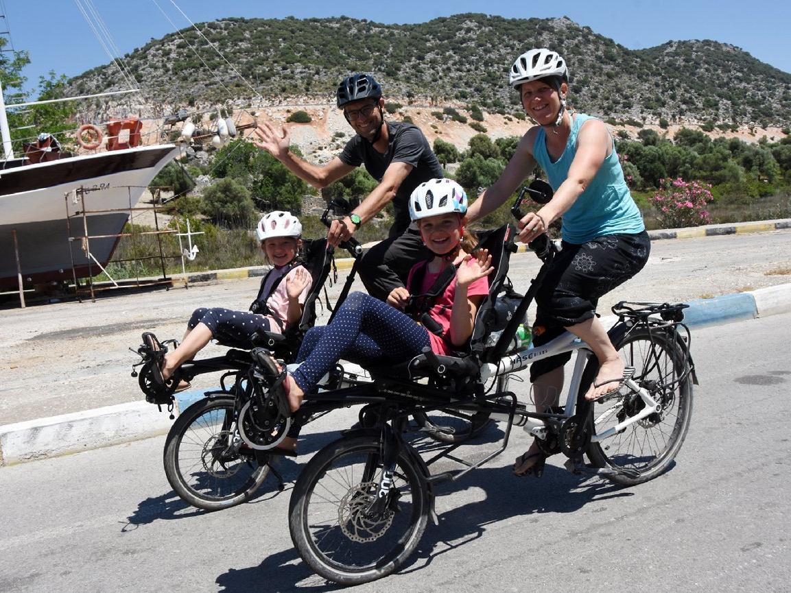 Dört kişilik İsviçreli aile iki bisikletle Türkiye'nin keyfini çıkarıyor
