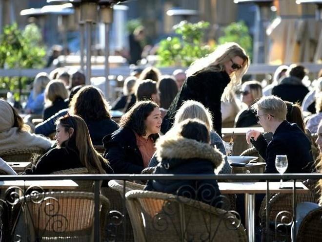 Hollanda yasakları gevşetiyor: Eğlence parklarına izin, restoranlara 2 saat uzatma