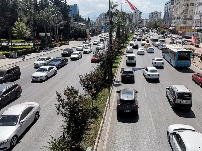 Antalya'da tam kapanma sonrası trafik kilitlendi