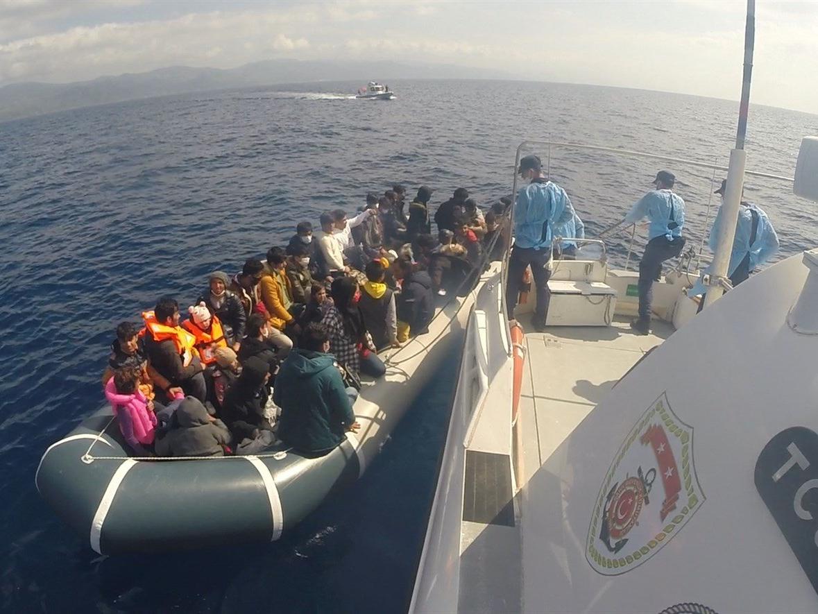 Yunanistan'ın bıraktığı onlarca kaçak göçmen Ayvacık'ta kurtarıldı