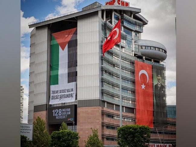 CHP Genel Merkez binasına Filistin bayrağı asıldı
