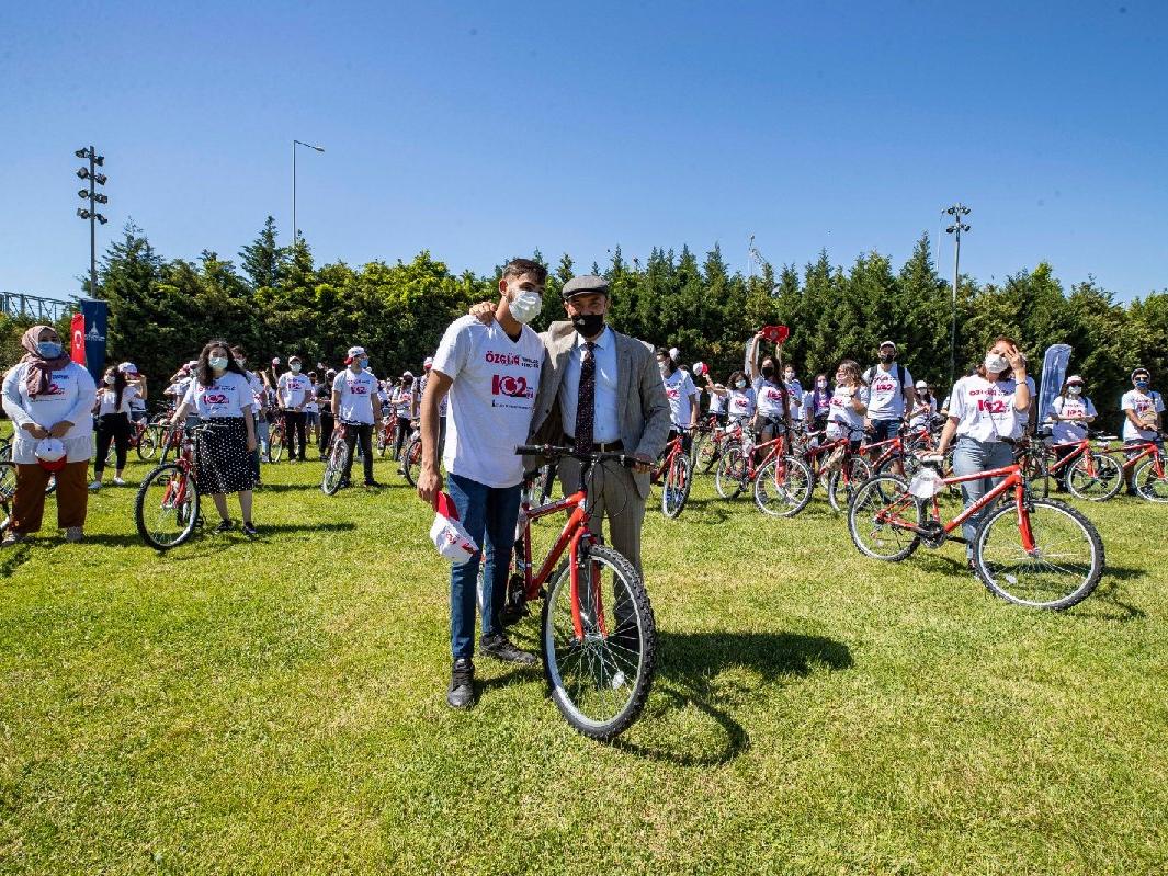19 Mayıs'ın 102. yıl dönümününde gönüllü gençlere 102 bisiklet