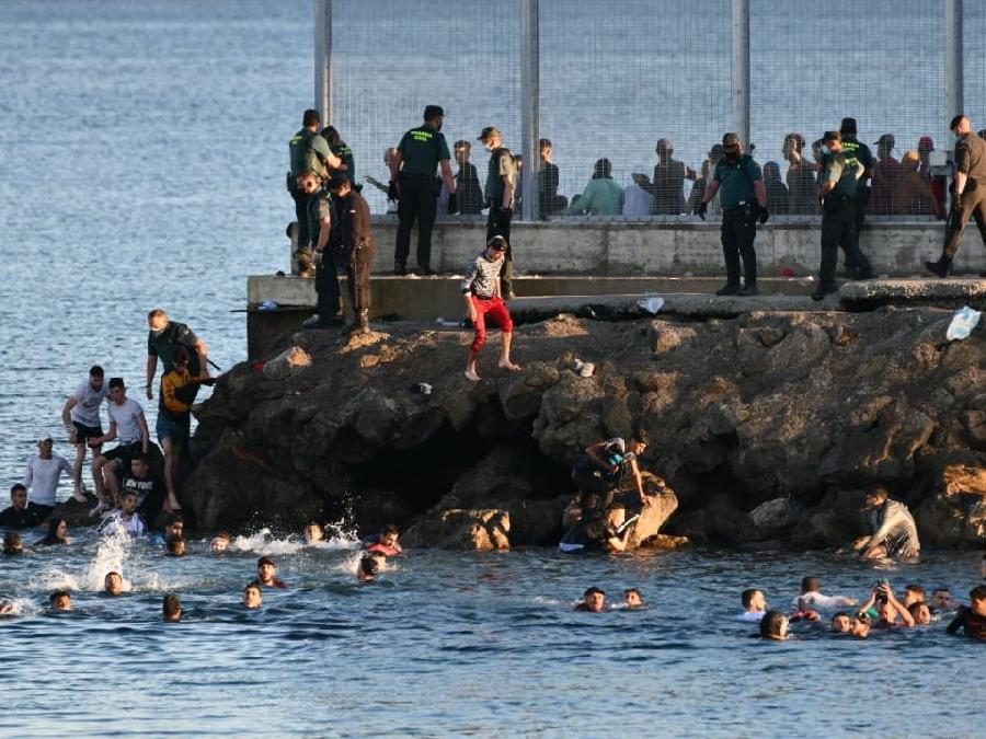 Avrupa'ya mülteci akını: Yüzerek ulaşıyorlar