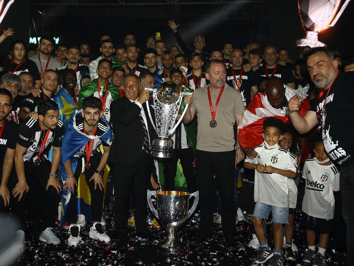 Süper Lig'de 2020-2021 şampiyonu Beşiktaş kupasını aldı