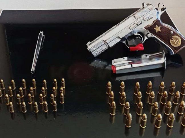 Suç örgütü operasyonunda suikast silahı kalem tabanca ele geçirildi