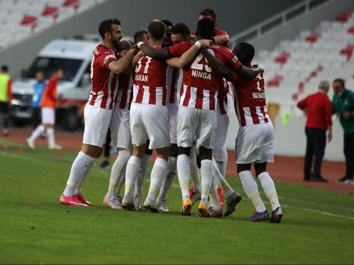 Sivasspor'un 17 futbolcusu kalıyor