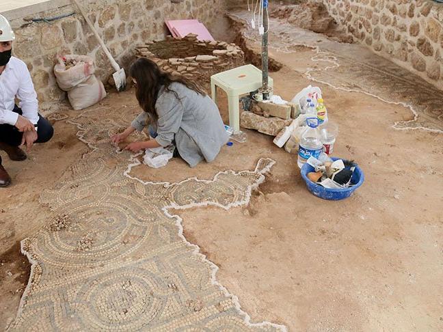 Tarihi caminin avlusunda Roma dönemine ait mozaik bulundu