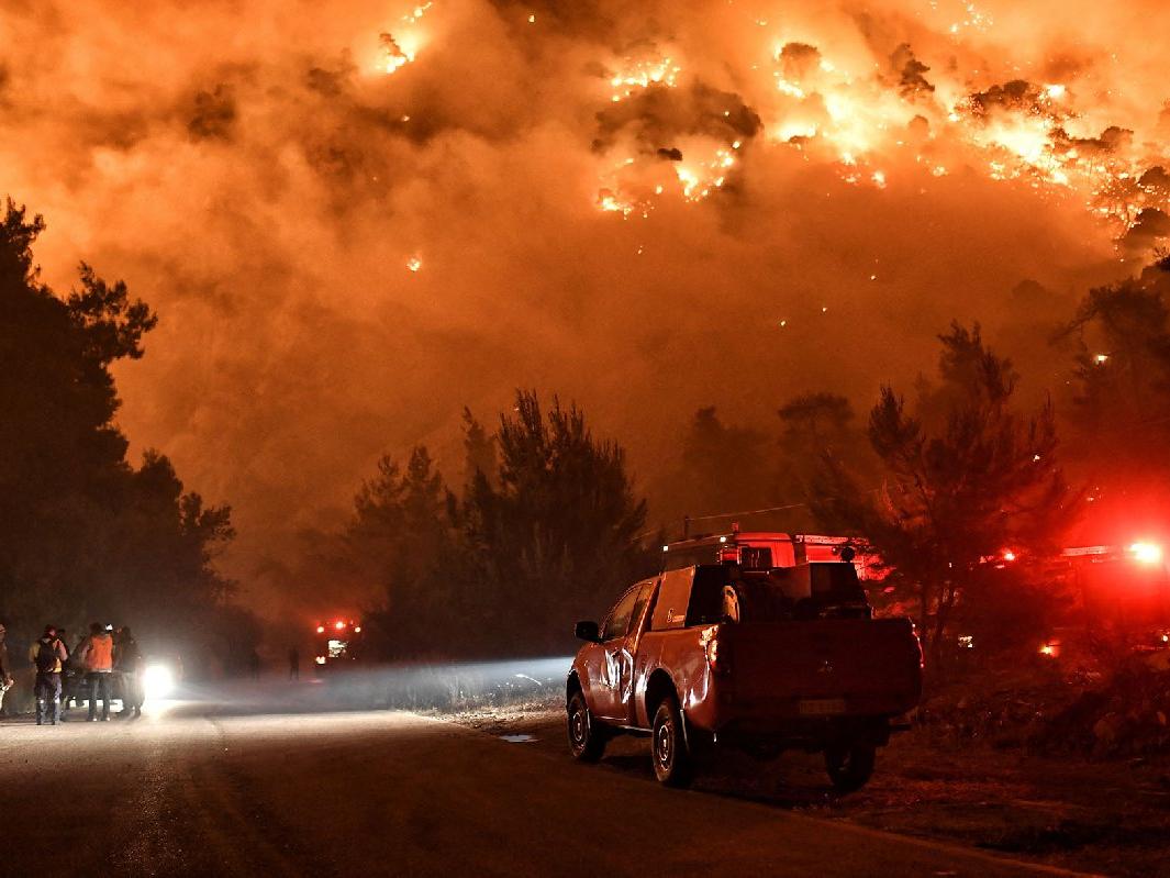 Yunanistan'da korkutan orman yangını: Yerleşim yerleri boşaltıldı