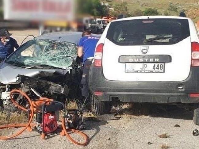 Kırşehir'de 3 otomobil çarpıştı: 2 ölü, 2 yaralı