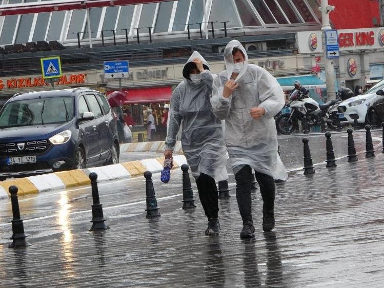 Sağanak yağış Taksim’de hayatı felç etti