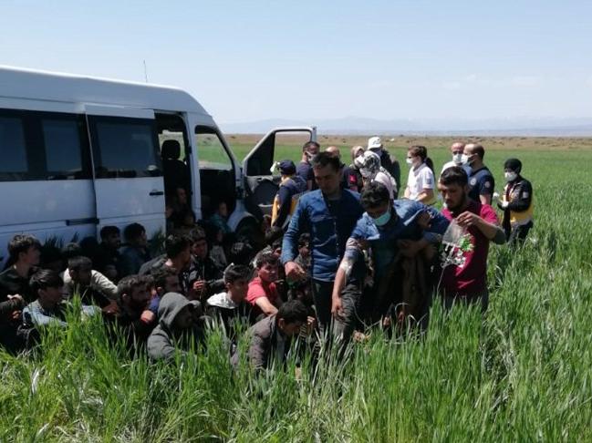 15 kişilik minibüste 56 kaçak göçmen yakalandı
