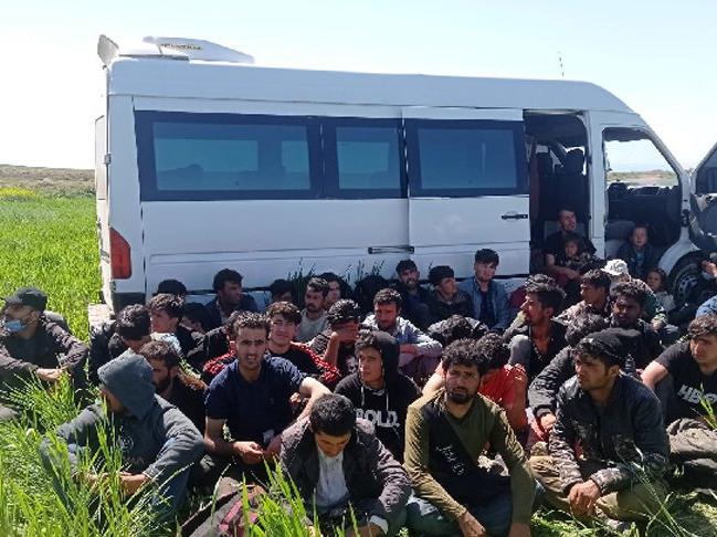 3'ü yaralı 47 kaçak göçmenin yakalandığı minibüsün sürücü tutuklandı
