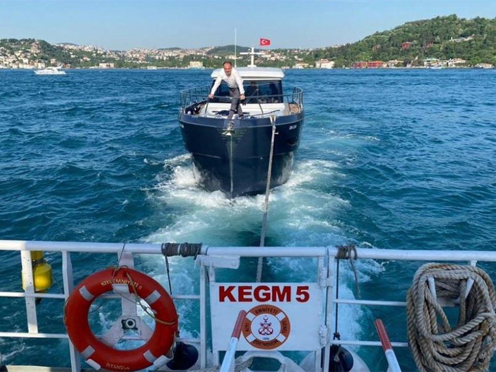 İstanbul Boğazı'nda arızalanan tekne sürüklendi