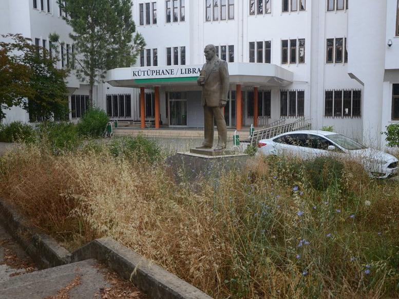 Atatürk anıtına büyük saygısızlık
