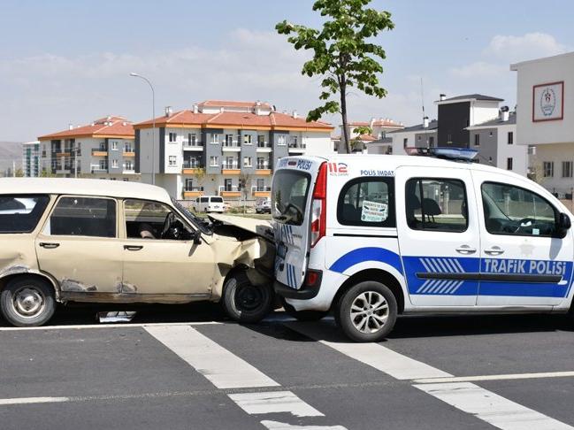 Dur ihtarına uymayan sürücü otomobiliyle polis aracına çarptı: 1'i polis, 4 yaralı