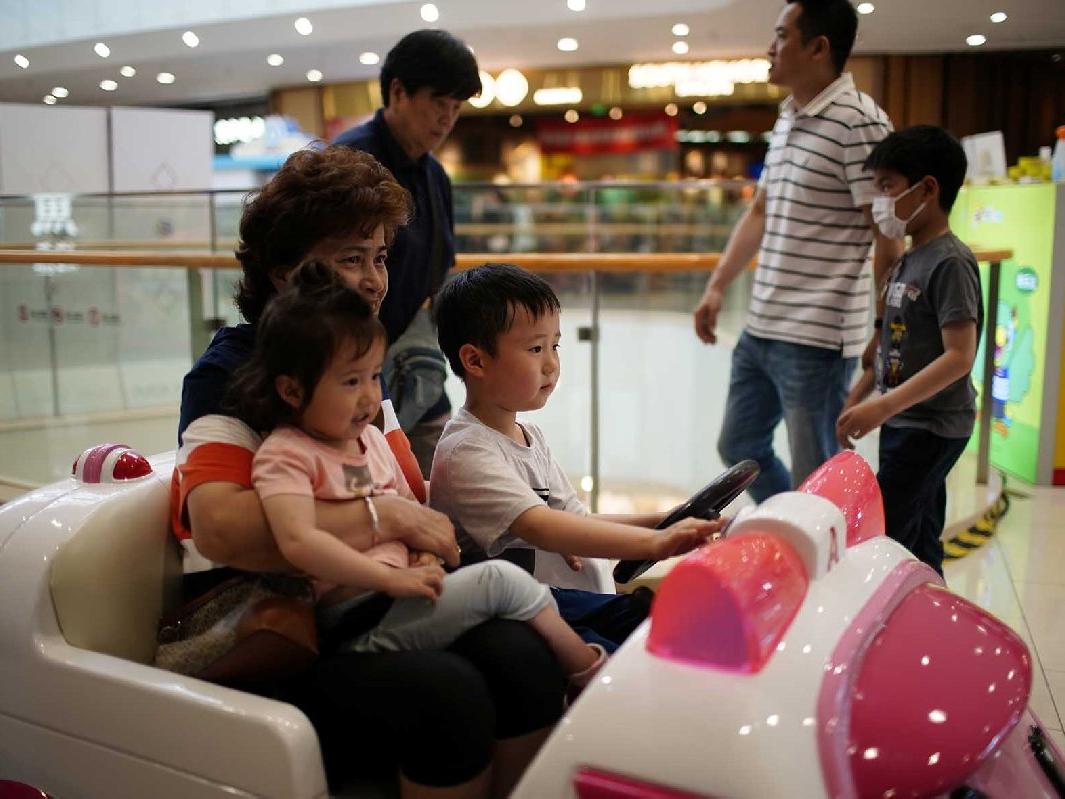 Çin'de üç çocuk kararının yankıları sürüyor: Halk yardım bekliyor