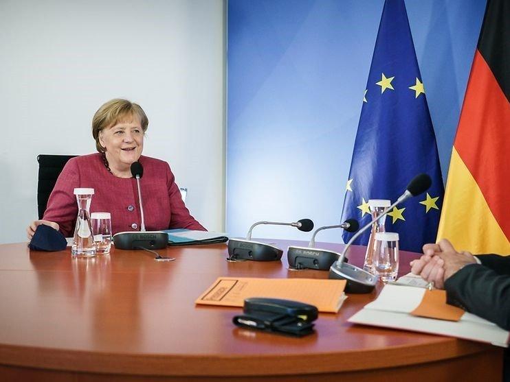 Merkel: İnsanların demokrasiden yüz çevirmesi bir kayıptır