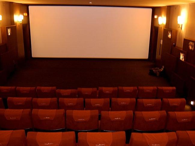 Sinema salonlarının açılması 1 Temmuz'a ertelendi