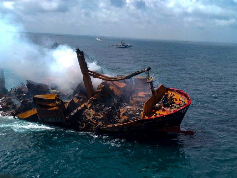 Sri Lanka'da günlerdir yanan gemi batıyor