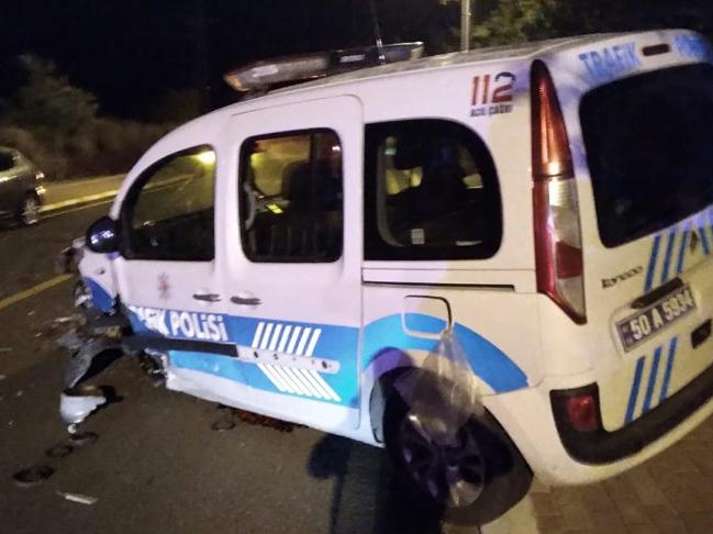 'Dur' ihtarına uymayan alkollü sürücü, polis aracına çarptı: 2'si polis 3 yaralı