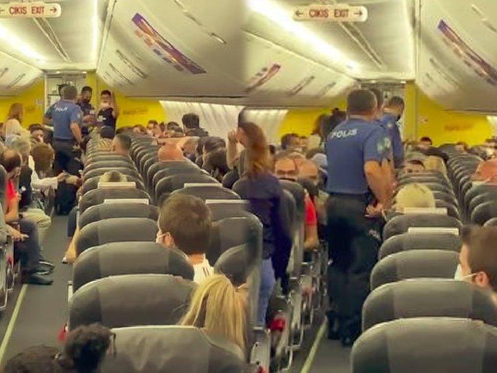 İstanbul seferini yapan uçakta taciz iddiası! Ortalık karıştı