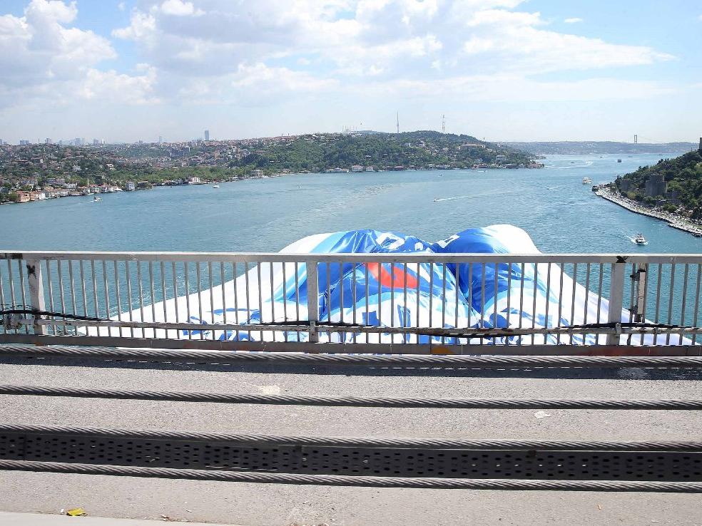 Anadolu Efes'in bayrakları, İstanbul Boğazı'nda dalgalanıyor
